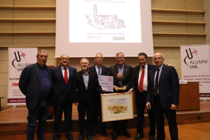 Joan Ramon González va recollir el premi acompanyat per representants del Grup SEGRE i Banc Santander i autoritats de la UdL i Alumni.