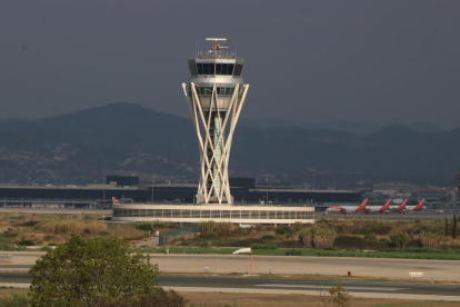 La torre de control de l'aeroport del Prat.