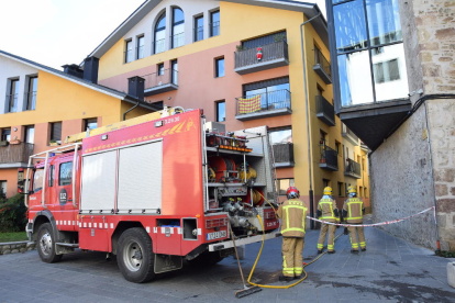 Los bomberos realizaron tareas de ventilación en el subterráneo del hospital de La Seu. 