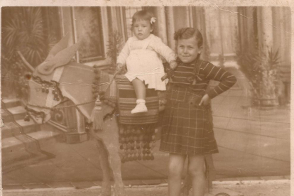 Foto del 1942 on Teresa Baiget s'agafa a la trena de la seua germana Elena per no caure.
