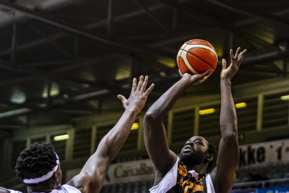 Mbaye ya no vestirá de negro la próxima temporada.