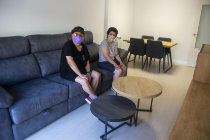 Dos usuàries del Grup Alba visiten la nova llar residència on viuran a partir del setembre.