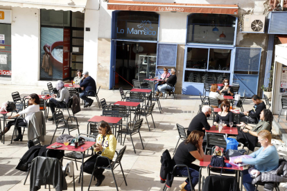 Los hosteleros piden abrir el 30% en el interior y el 100% en las terrazas. En la imagen, una de ellas ayer.