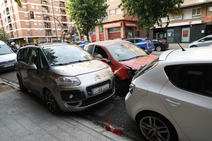 Vista dels vehicles que van resultar ahir danyats per un altre turisme al carrer Baró de Maials