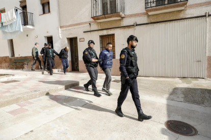 Imatge de dos dels detinguts el dimecres de la setmana passada a Castellnou de Seana.