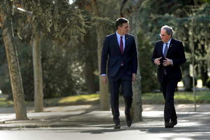 Sánchez i Torra caminen pels jardins de La Moncloa.