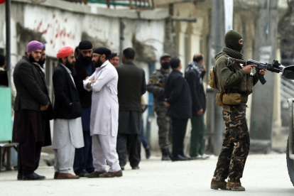 Un miembro de las fuerzas especiales afganas cerca del templo donde sucedió la matanza.
