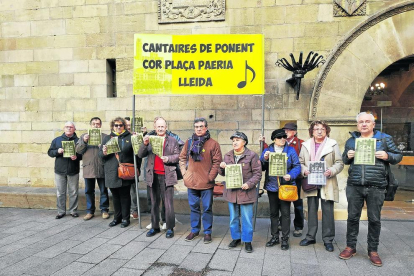 Alguns dels cantaires, ahir davant l'ajuntament de Lleida