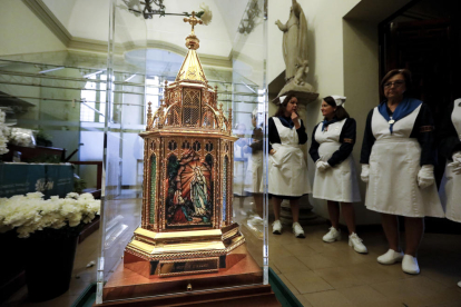 La catedral de Lleida recibió ayer las reliquias de la santa Bernadette Soubirous. 