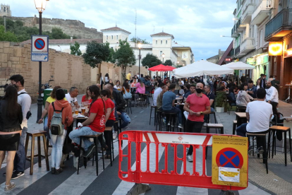 Tram del carrer Sant Martí de Lleida, ahir tallat al trànsit per a les terrasses de bars i restaurants.