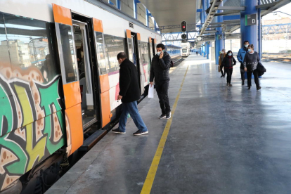 Imagen de pasajeros en la estación de tren de Lleida ciudad la semana pasada. 