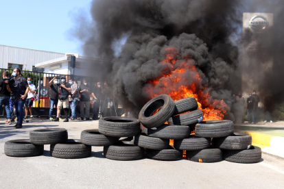 Els treballadors de Nissan van cremar pneumàtics durant les protestes pel tancament de les plantes.
