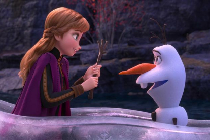 Fotograma del film de animación ‘Frozen 2’ con Anna y Olaf.