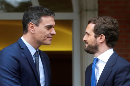 El president del Govern espanyol, Pedro Sánchez, rep el líder del Partit Popular, Pablo Casado, al Palau de la Moncloa.