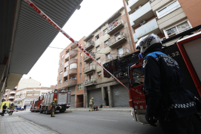 Efectivos de emergencias ayer en la calle Tarragona. 