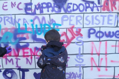 Grafitis intergeneracionals. Grans, petits i joves, tots van participar pintant les seues paraules al mural.