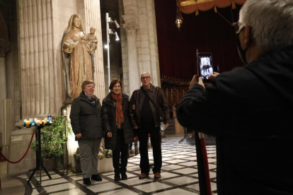 La Catedral de Lleida acogió ayer homenajes en ‘petit comité’ de leridanos que quisieron celebrar la festividad de la Mare de Déu del Blau con flores y velas. 