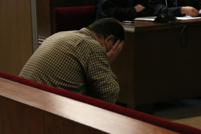 El acusado, Joaquín Benítez, sentado ayer en el banquillo de la Audiencia de Barcelona. 