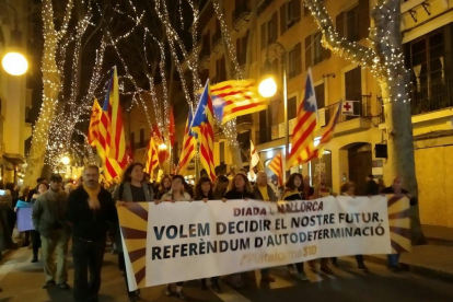 Un moment de la manifestació celebrada ahir a la nit pels carrers de Palma.