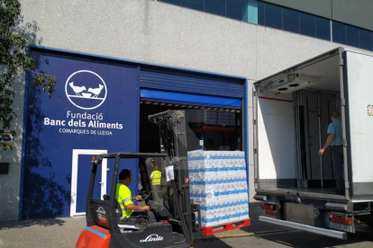 Mercadona ha hecho efectiva este miércoles la donación de 13.500 litros de leche entera de la marca propia Hacendado al Banco de los Alimentos de las comarcas de Lleida