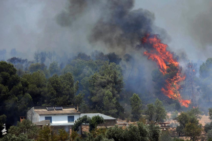 Una imagen en La Torre de l’Espanyol, donde comenzó un incendio que ayer seguía descontrolado tras arrasar 6.500 hectáreas.