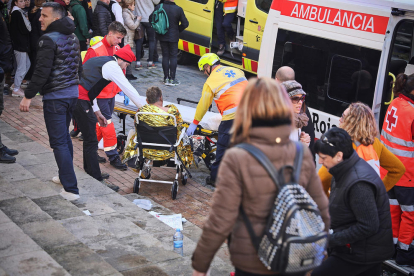 Els serveis mèdics atenen un dels ferits en l’explosió del campanar de Centelles.