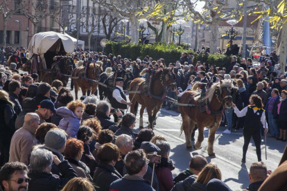El carruaje de la familia Vilaverd de Tàrrega durante el desfile de la fiesta de los Tres Tombs de Sant Antoni en la capital del Urgell. 