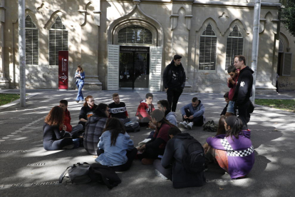 La concentración de estudiantes de este viernes en la plaza Víctor Siurana de Lleida, ante el Rectorado.