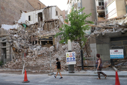 Estado actual del derribo de los edificios en la esquina de Prat de la Riba y Príncep de Viana.