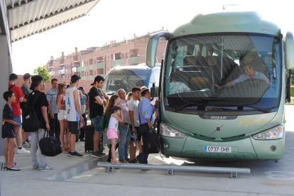 Els usuaris afectats al pujar a Mollerussa a l’autocar que anava cap a Cervera.
