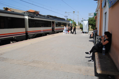 Los usuarios afectados subiendo en Mollerussa al autocar que iba hacia Cervera.