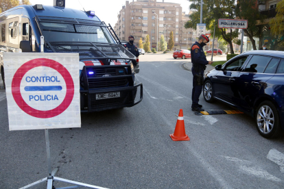 Primers controls policials a Lleida per garantir el confinament perimetral dels municipis
