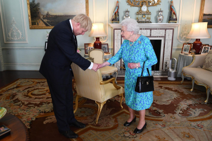 La reina Isabel II saluda al nuevo primer ministro, Boris Johnson, en el palacio de Buckingham.