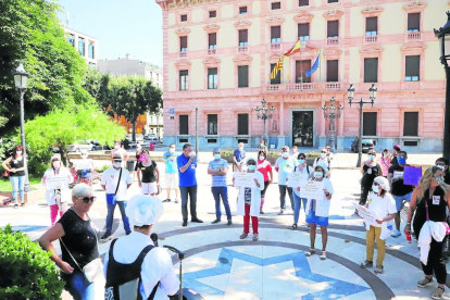 Protesta ante la subdelegación del Gobierno estatal en Lleida.