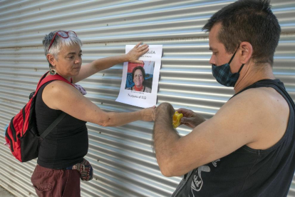 La familia de Isabel colgando carteles esta semana en la capital de la Segarra. 
