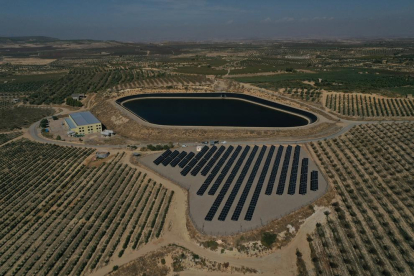 La planta de bombeo de agua con energía solar del Segrià Sud, a 1 kilómetro de Maials, se hizo en 2019.