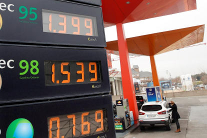 El precio de los carburantes se desploma hasta el nivel más bajo desde 2017