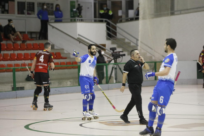 Oriol Vives pugna con Pol Manrubia, que marcó tres goles.