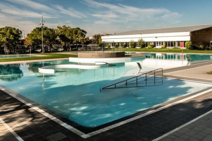 Imagen de la piscina grande del complejo municipal.