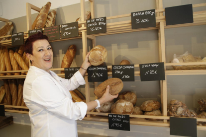 La presidenta del Gremi de Forners de les Terres de Lleida, Pilar Marqués, en su pastelería.