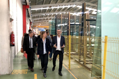La consellera d'Empresa i Coneixement de la Generalitat, Àngels Chacón, ha visita l'empresa Auna Glass.