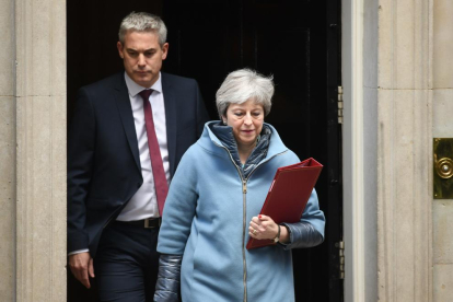 Theresa May y Stephen Barclay ayer abandonando Downing Street.