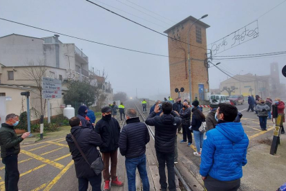 Vecinos de Térmens cortaron la vía del tren como protesta por el proyecto de los pasos elevados. 