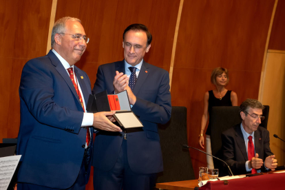 Roberto Fernández recibió ayer la medalla Estudi General y la de oro de la CRUE.