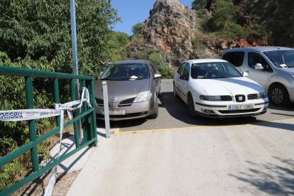 Els marges de la carretera d’accés a Mont-rebei, plens de cotxes.