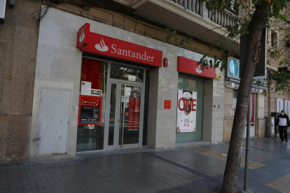El jove va amenaçar els treballadors d’aquesta sucursal del Banc Santander, situada a Prat de la Riba.
