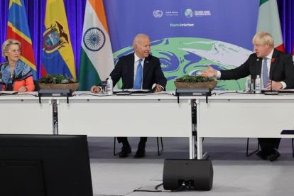 Von der Leyen, Biden y Johnson conversando ayer después del anuncio del pacto sobre el metano.