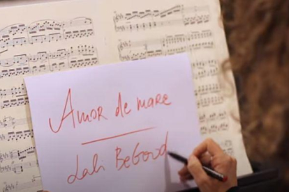 Lali Begood homenatja les mares en la seva nova cançó i videoclip