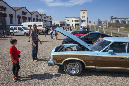 Exhibición de vehículos típicos ‘americanos’, ayer en el McTrepat frente a las naves de Cal Trepat.