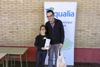 Laura Cerezuela con el responsable de Aguas, Juan Castellano.